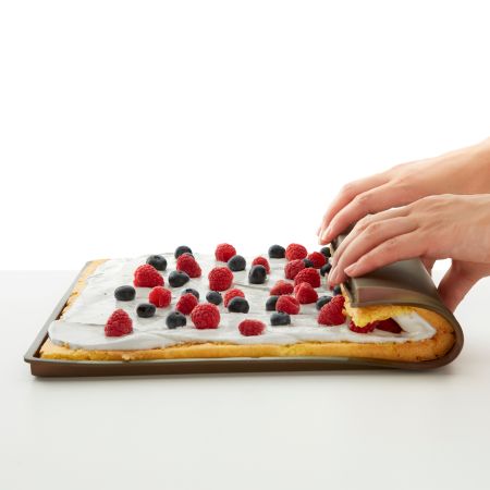 Roll Cake Mat A sheet that makes it easy to prepare rolled dishes.