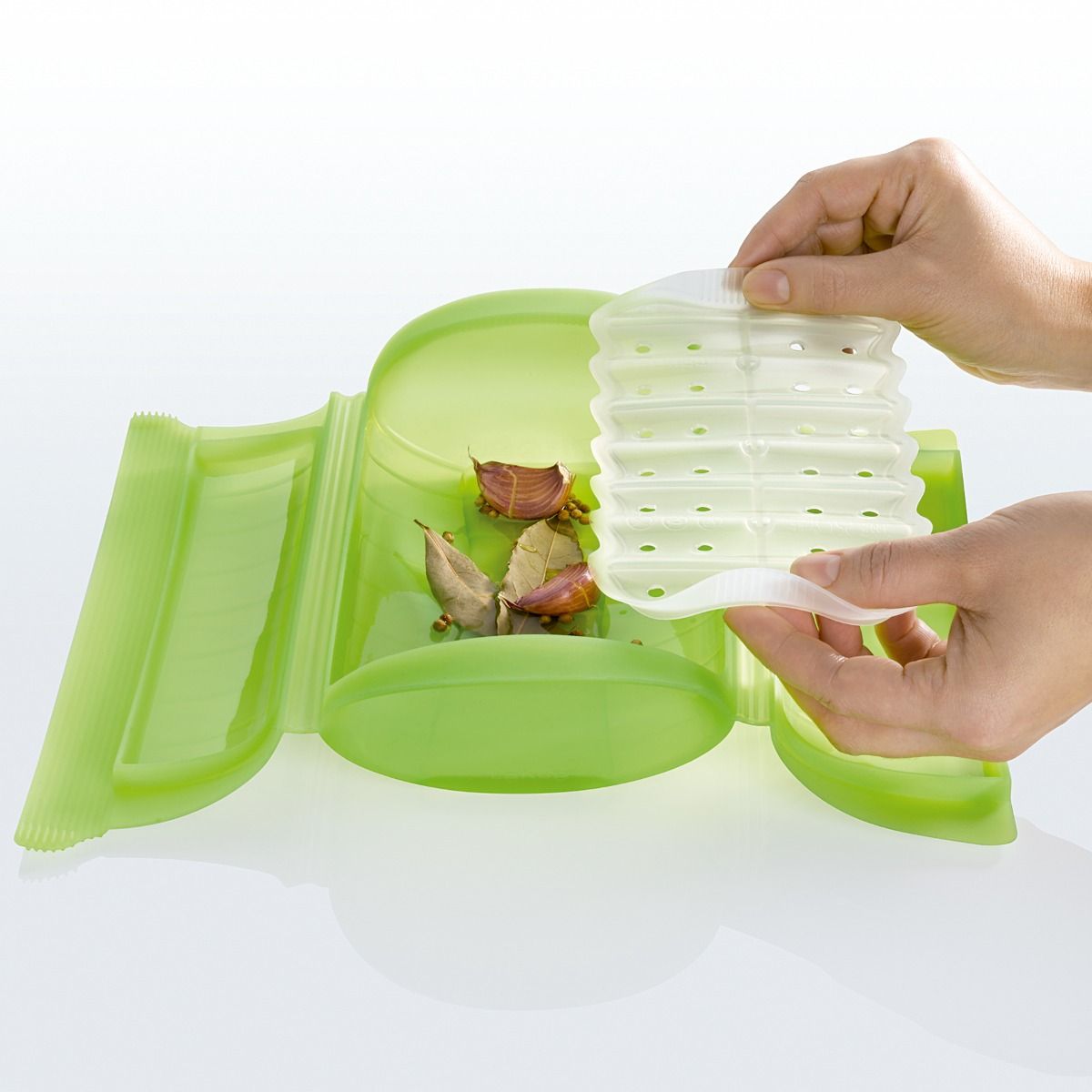 Multipurpose Tray Accessory for the Steam Case that optimizes food cooking.