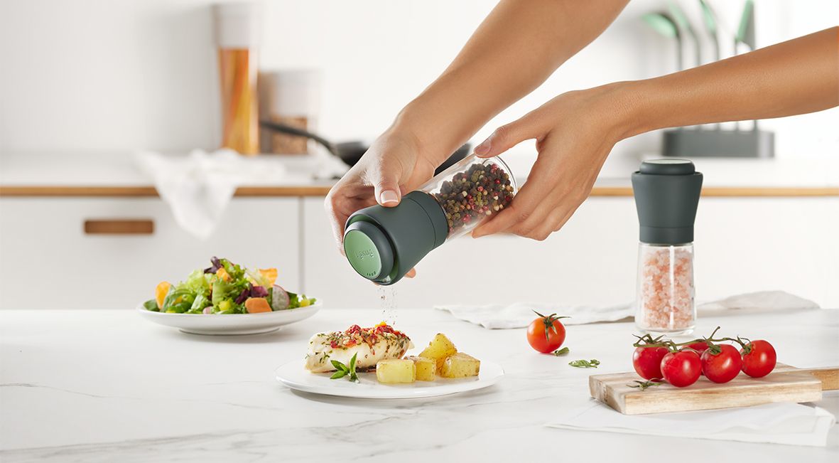 Salt and pepper mill Brighten up and add flavor to your preparations!