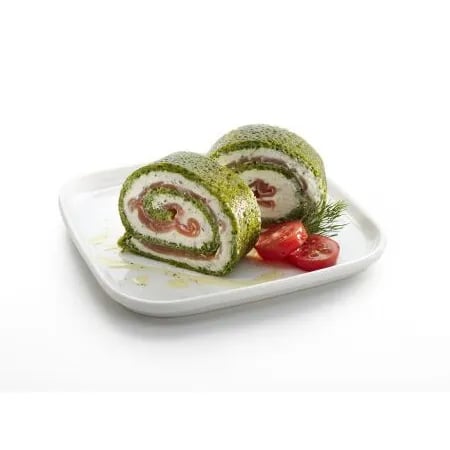 Spinach roll with salmon and fresh cheese