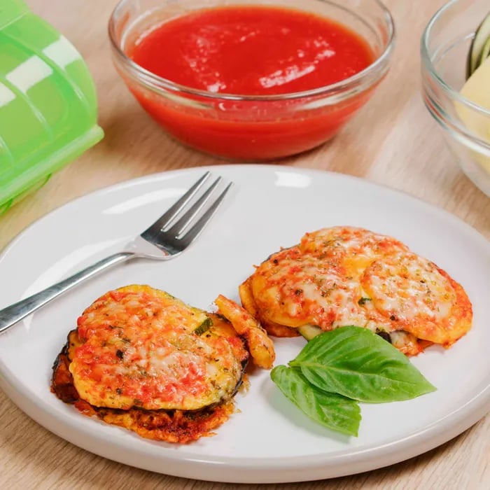 Moussaka légère à l'aubergine, pomme de terre et viande de b'uf avec sauce tomate